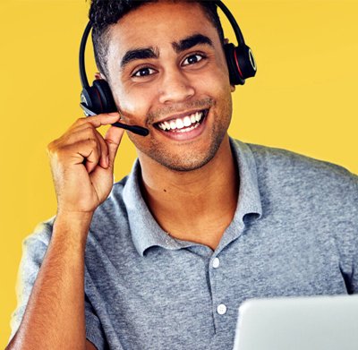 A happy Geekway customer smiling after receiving fast and reliable PC repair and tech support services.