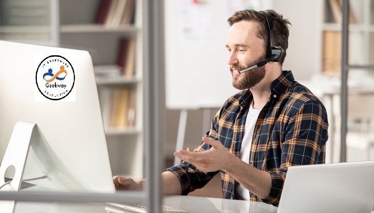 Geekway remote IT technician assisting a customer via screen sharing to troubleshoot and fix computer issues efficiently